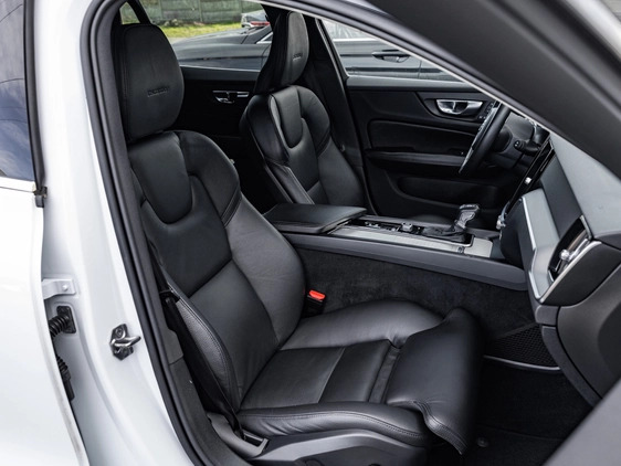 Volvo V60 cena 106900 przebieg: 162600, rok produkcji 2019 z Bobowa małe 781